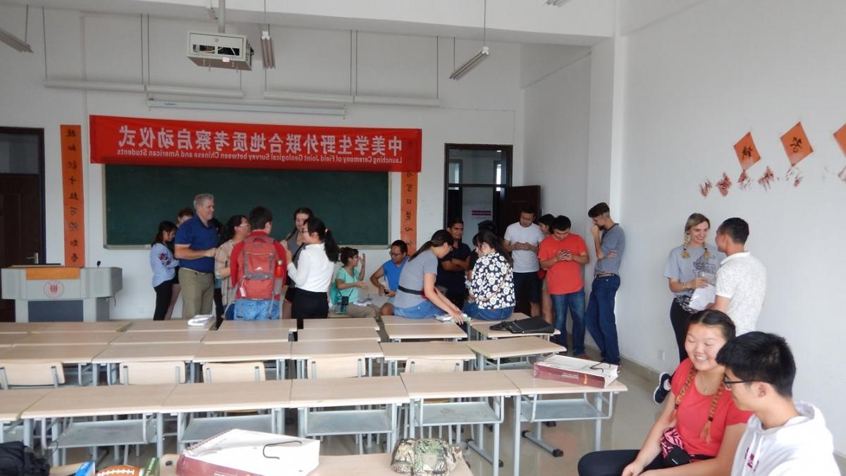 赌博娱乐平台网址大全 students gather with 中国人 students in a classroom while studying in China